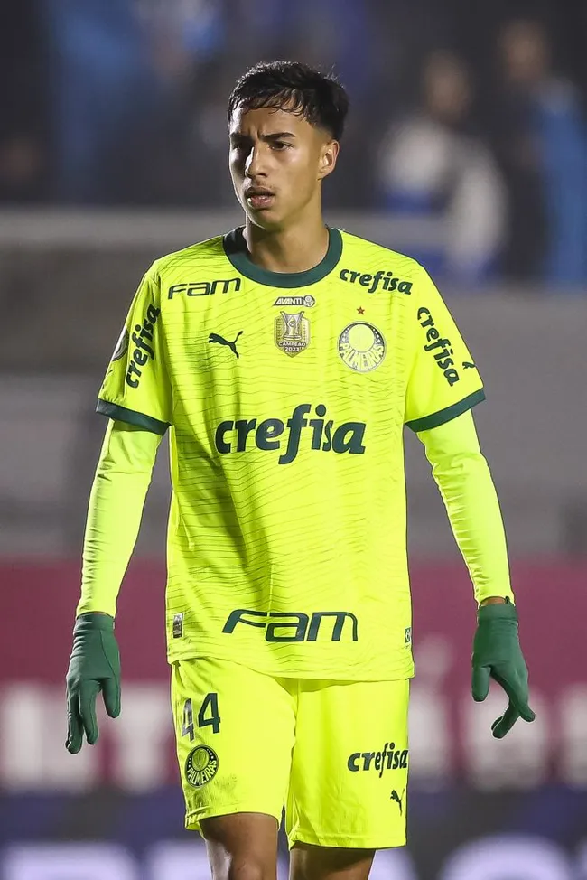 Vitor Reis, zaguero de Palmeiras que llegaría a Manchester City para reforzar la defensa (GETTY IMAGES)