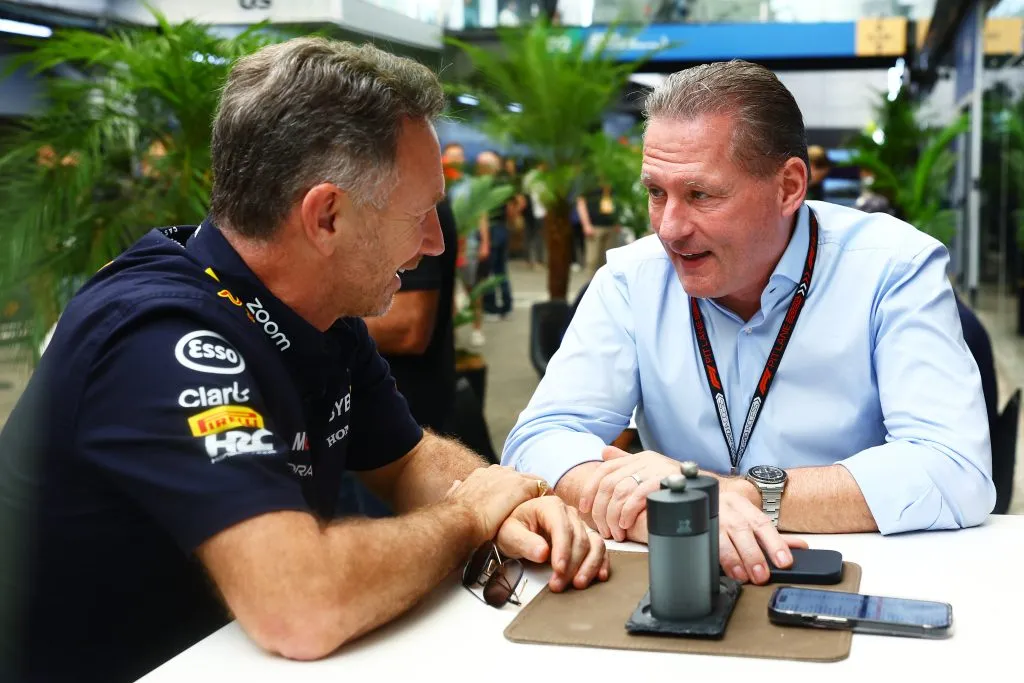 Jos Verstappen platica con Christian Horner, jefe del equipo Red Bull (GETTY IMAGES)