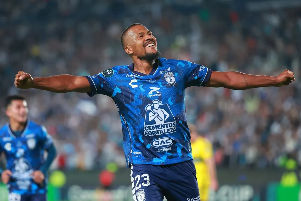 Salomón Rondón celebra un gol con la camiseta de Pachuca (GETTY IMAGES)