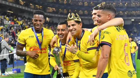 Los jugadores de América celebran el último título.