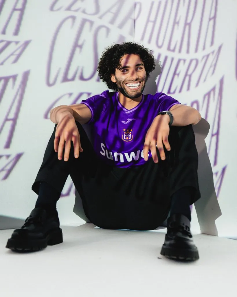 César Huerta en su presentación con Anderlecht (Fuente: @rscanderlecht)