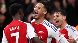 Los jugadores del Arsenal festejan el gol de William Saliba en la victoria de los Gunners por 2-0 ante Manchester United por la fecha 14 de la Premier League.