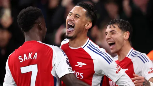 Los jugadores del Arsenal festejan el gol de William Saliba en la victoria de los Gunners por 2-0 ante Manchester United por la fecha 14 de la Premier League.