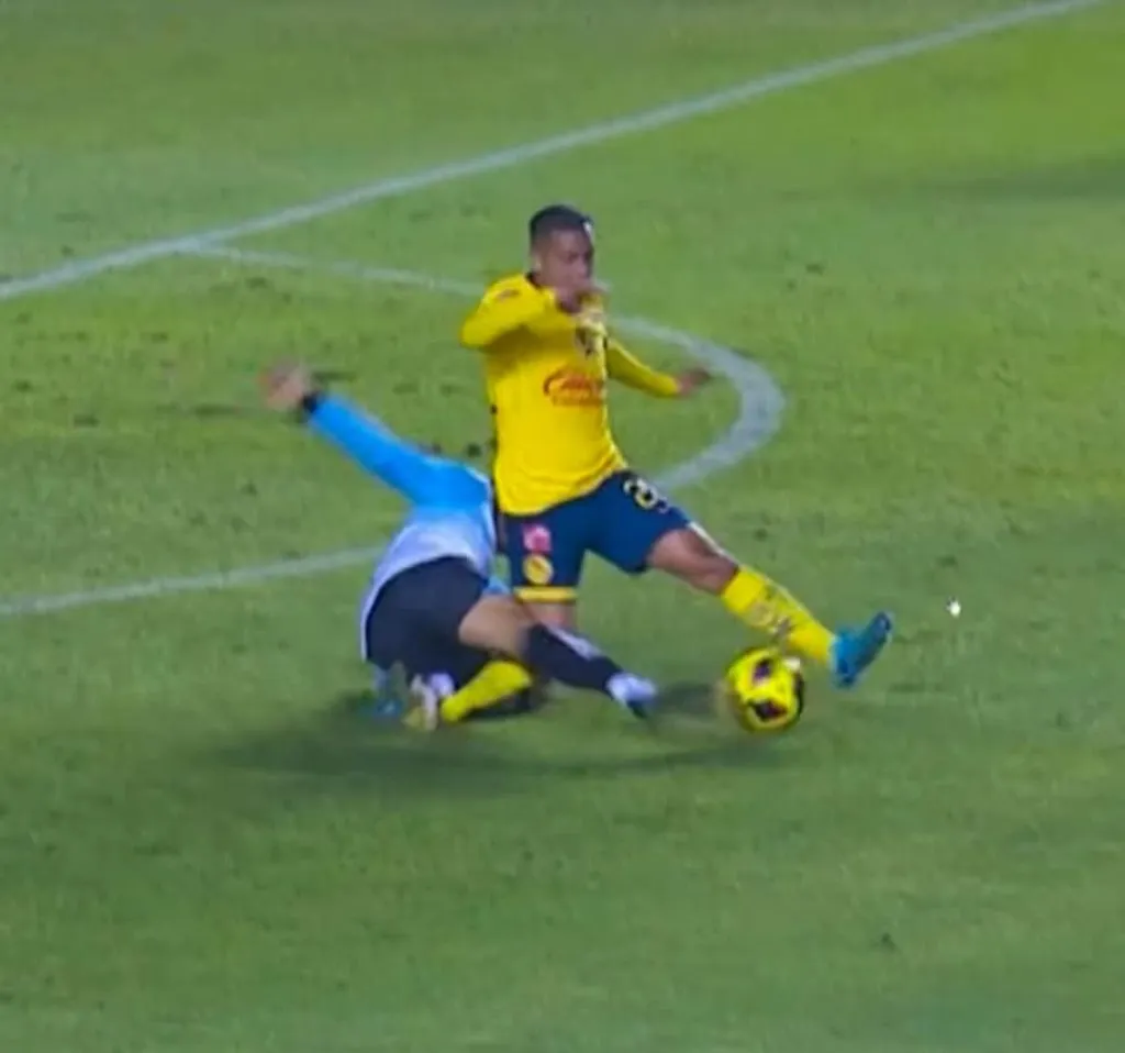 Una infracción que podría haber lesionado a Érick Sánchez, de América.