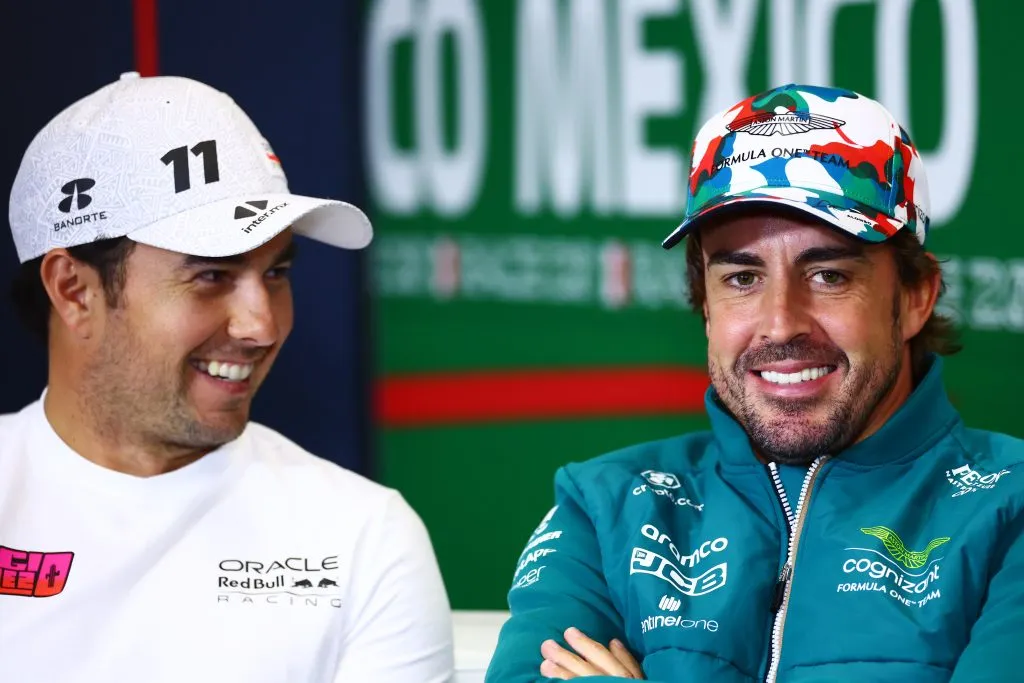 Checo Pérez y Fernando Alonso son amigos desde las épocas de Ferrari (GETTY IMAGES)