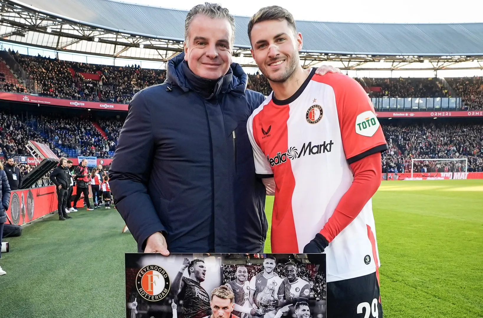Santi Giménez y su partido N°100 en Feyenoord.
