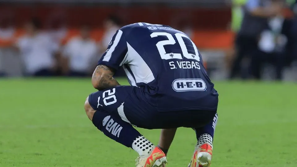 Sebastián Vegas y una salida nada agradable de Rayados [Foto: Liga MX]