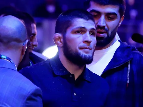 Khabib Nurmagomedov fue bajado de un avión de manera inesperada