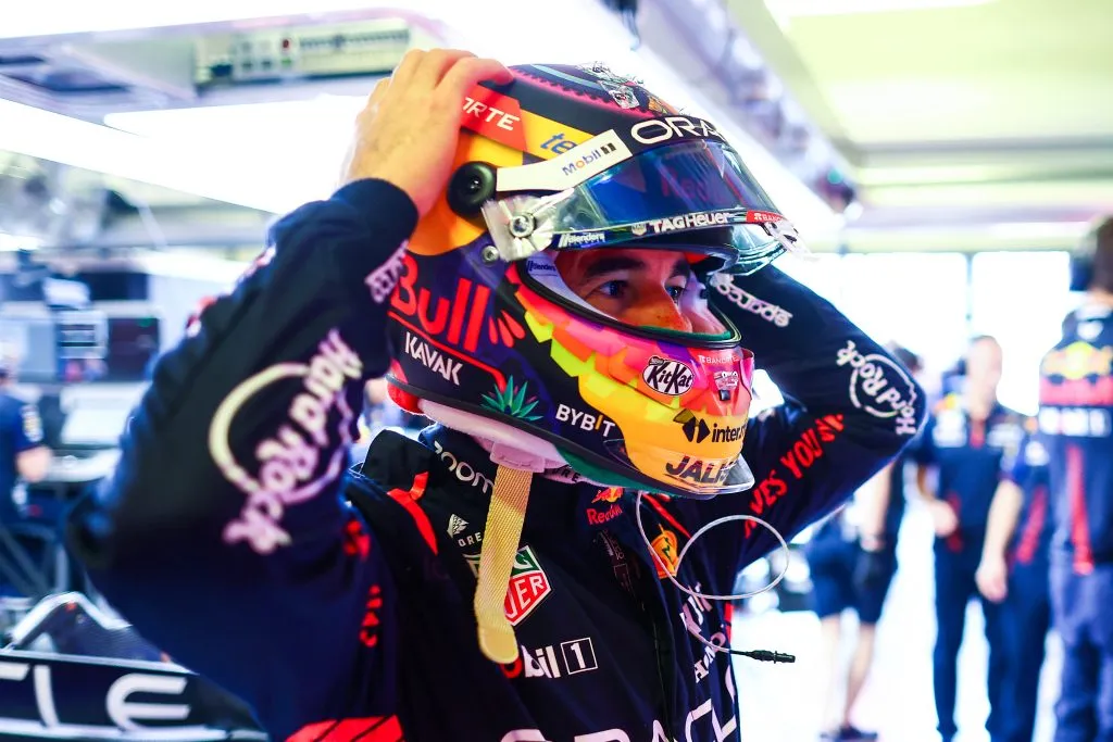 Checo Pérez se toma la cabeza con el traje de Red Bull (GETTY IMAGES)