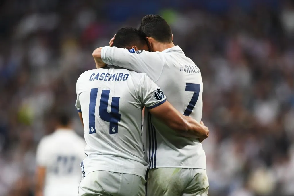 Cristiano Ronaldo abraza a Casemiro en Real Madrid (GETTY IMAGES)