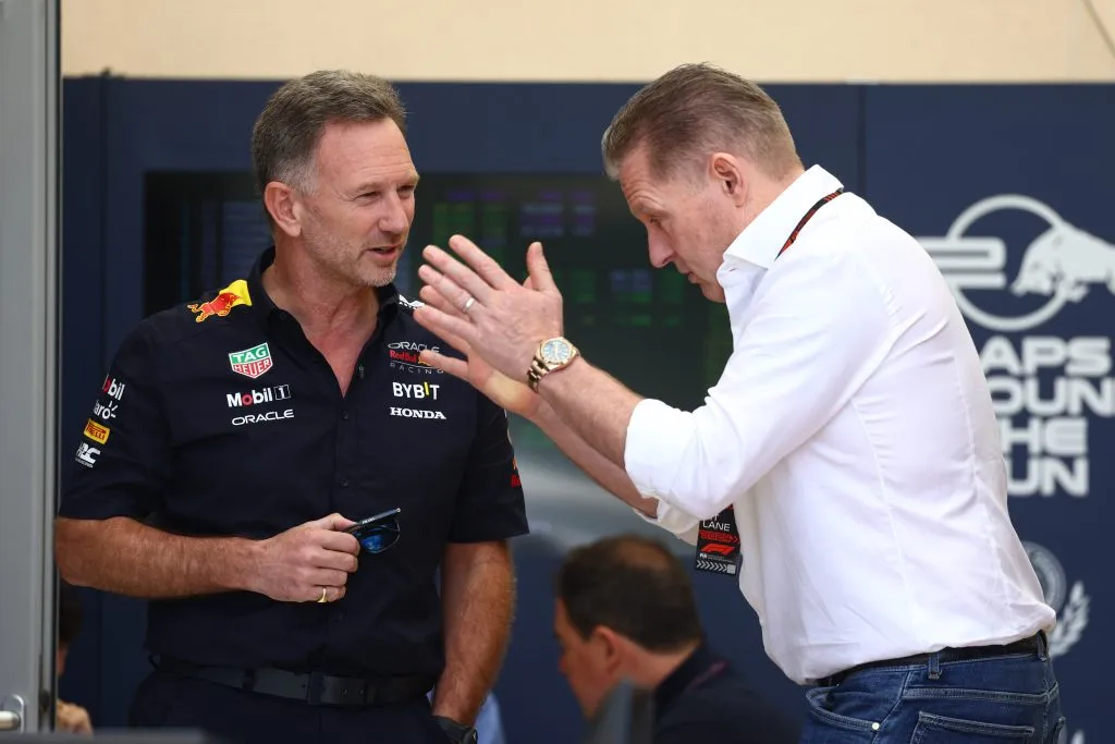 Jos Verstappen dialoga con Christian Horner (GETTY IMAGES)