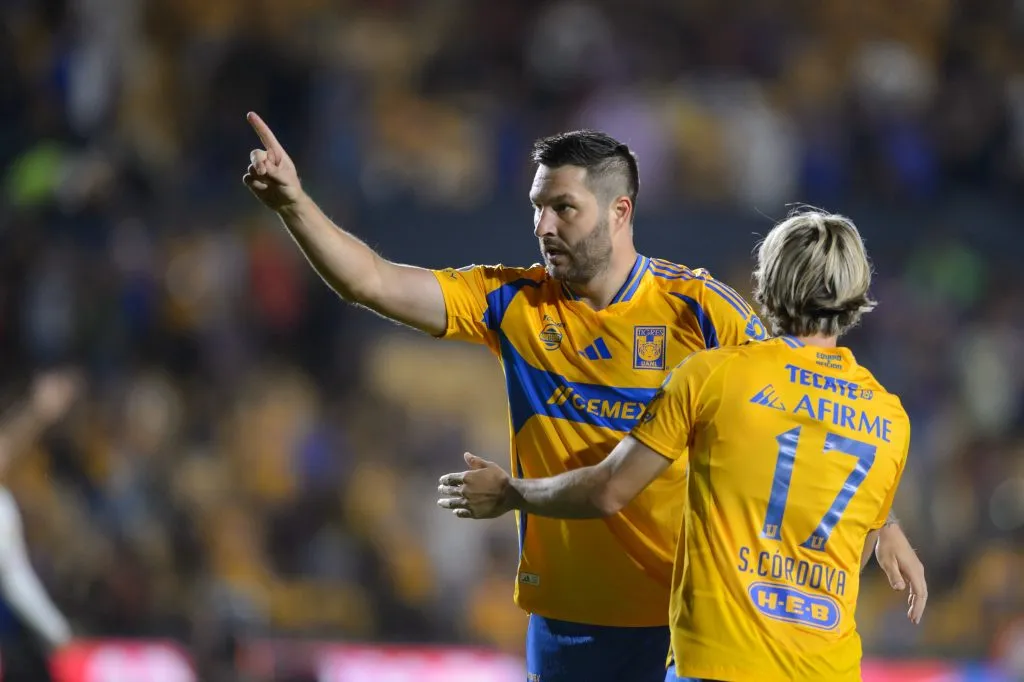 André-Pierre Gignac celebra un gol para Tigres junto a Sebastián Córdova (GETTY IMAGES)