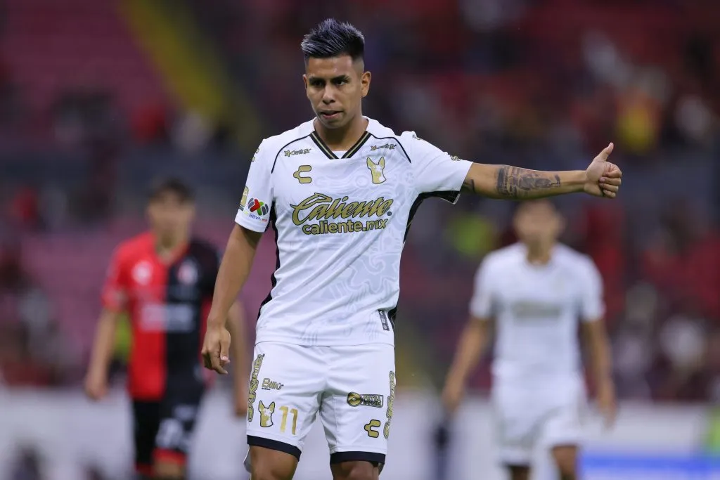 Efraín Álvarez sorprendió al Vasco Aguirre en la Selección Mexicana (GETTY IMAGES)