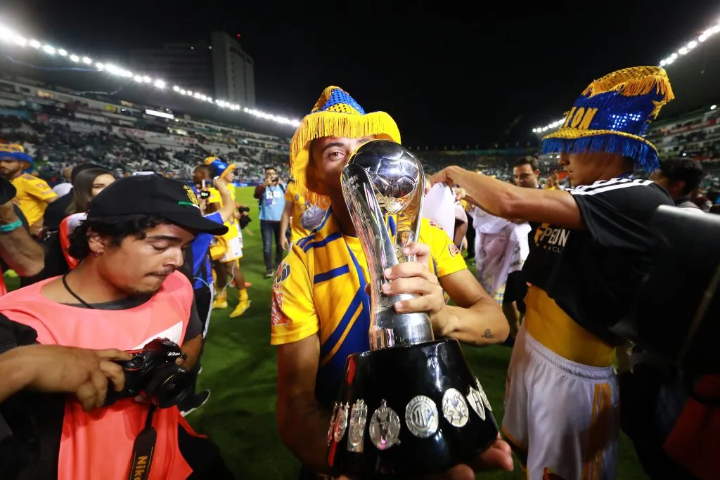 Rafael Carioca besa la copa del Clausura 2019 (GETTY IMAGES)