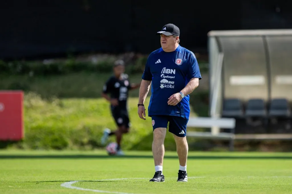 Miguel Herrera en su primer entrenamiento con Costa Rica (@fedefutbolcrc)