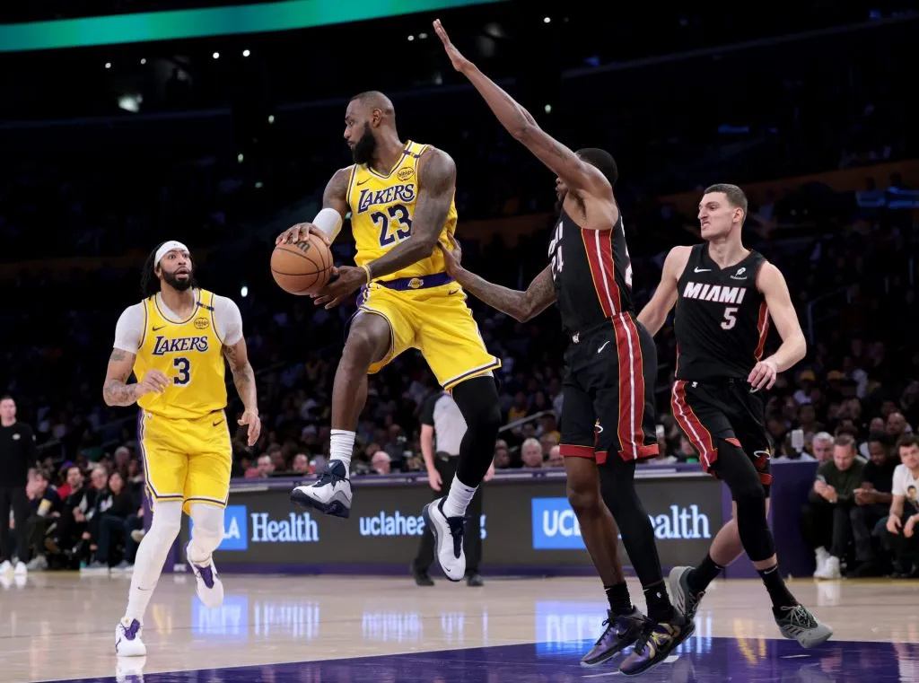 LeBron James, con balón dominado, en el partido entre Los Angeles Lakers y Miami Heat (GETTY IMAGES)