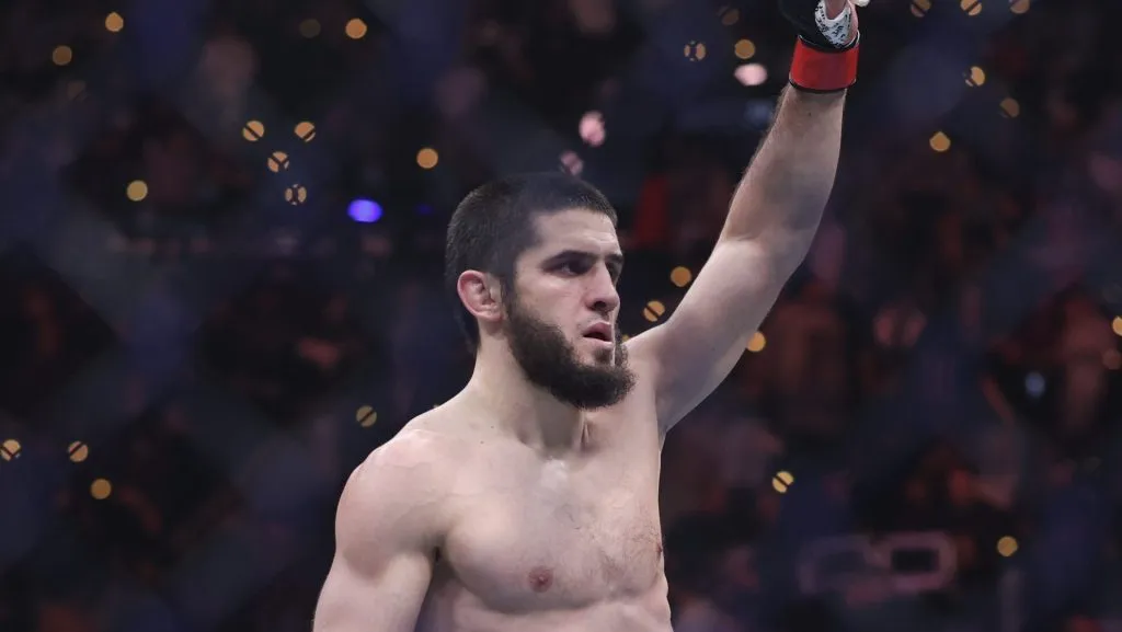 Islam Makhachev expuso y retuvo su corona del peso ligero ante Renato Moicano en UFC 311.