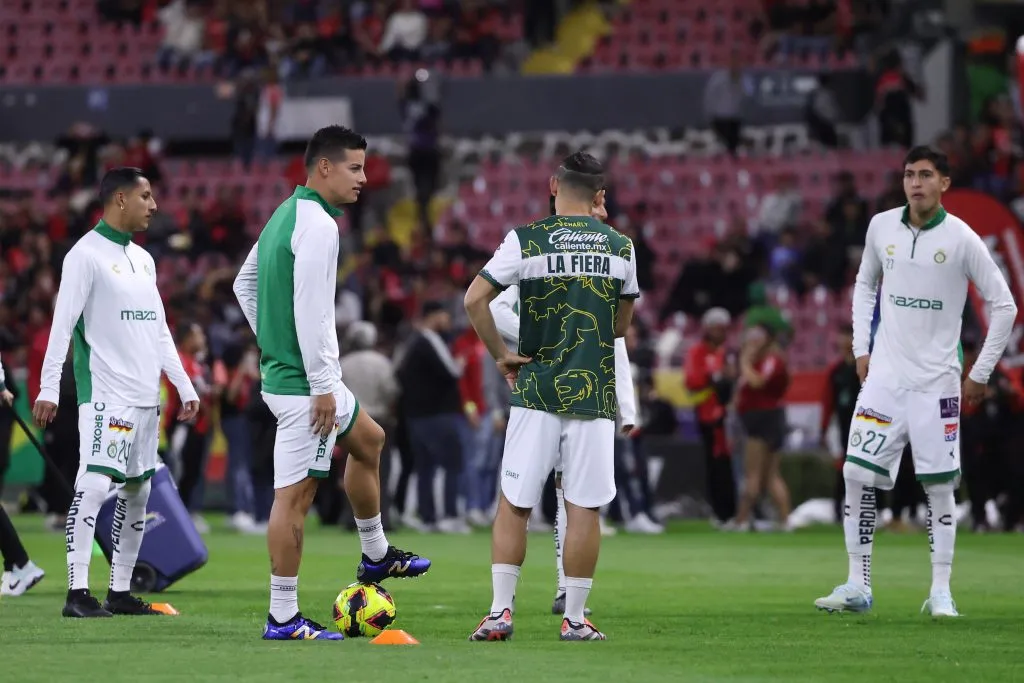 Andrés Guardado -de espaldas- formó parte de los movimientos precompetitivos de León en el Estadio Jalisco.