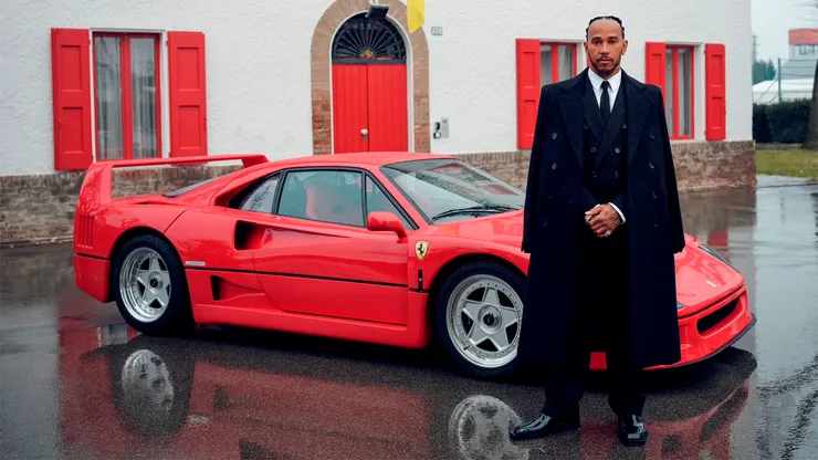 Lewis Hamilton posó por primera vez como piloto de Ferrari