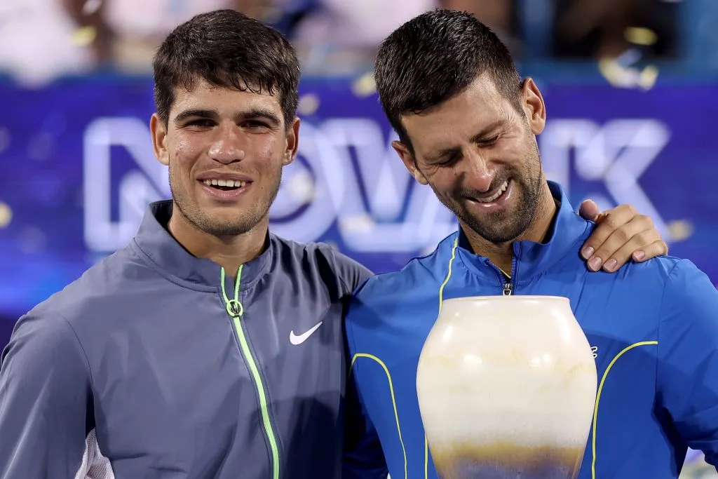 Carlos Alcaraz y Novak Djokovic juntos en Ohio, en 2023 (Getty Images)