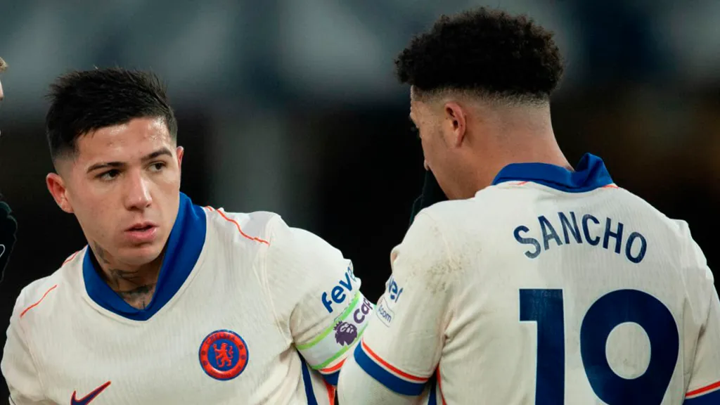 Enzo Fernández y Jadon Sancho dialogan entre sí con la playera de Chelsea