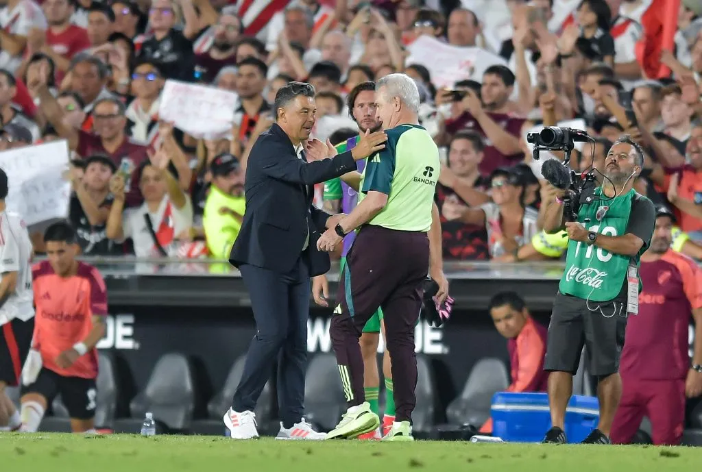 El abrazo entre Javier Aguirre y Marcelo Gallardo en México – River [Foto: Getty]