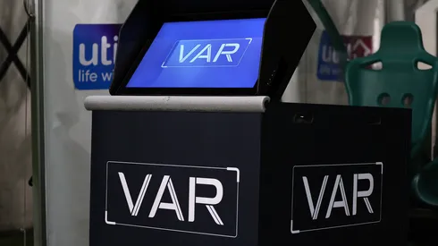 Una liga de la UEFA planea eliminar el VAR por votación