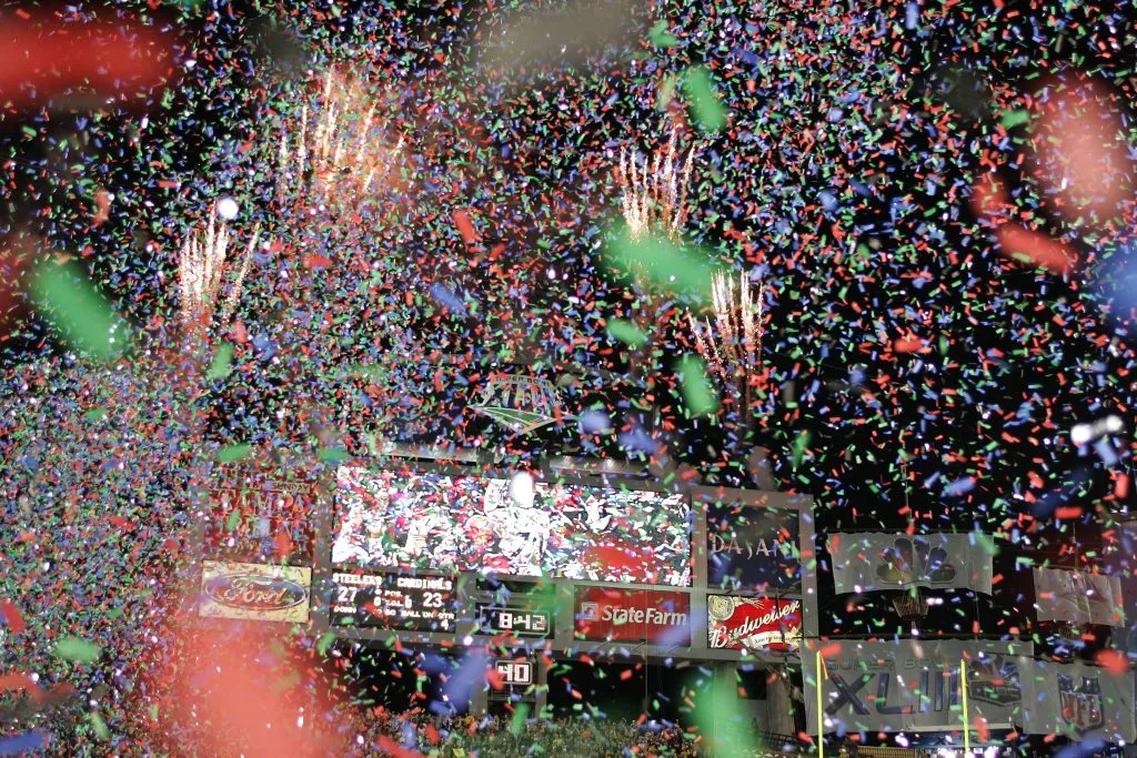 confeti cayendo por celebracion del super bowl 