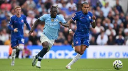 Jérémy Doku y Malo Gusto disputan la pelota en la victoria del Manchester City por 2-0 ante Chelsea en la primera fecha de la actual Premier League.