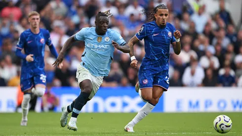 Jérémy Doku y Malo Gusto disputan la pelota en la victoria del Manchester City por 2-0 ante Chelsea en la primera fecha de la actual Premier League.