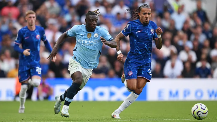 Jérémy Doku y Malo Gusto disputan la pelota en la victoria del Manchester City por 2-0 ante Chelsea en la primera fecha de la actual Premier League.