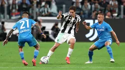 Kenan Yildiz disputa la pelota ante Matteo Politano y Stanislav Lobotka en el empate sin goles entre Napoli y Juventus en la fecha 5 de la actual Serie A.