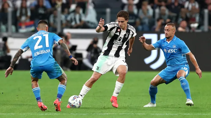 Kenan Yildiz disputa la pelota ante Matteo Politano y Stanislav Lobotka en el empate sin goles entre Napoli y Juventus en la fecha 5 de la actual Serie A.