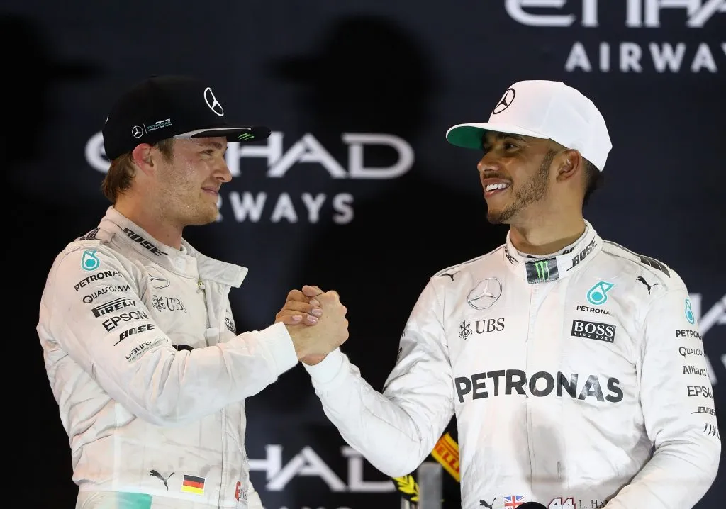 Nico Rosberg y Lewis Hamilton se saludan en su etapa como compañeros en Mercedes (GETTY IMAGES)