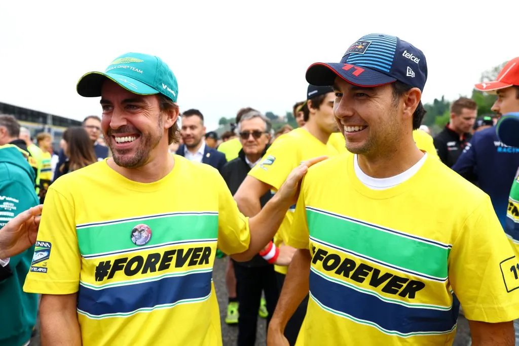Fernando Alonso sonríe junto a Checo Pérez en Emilia-Romagna (GETTY IMAGES)