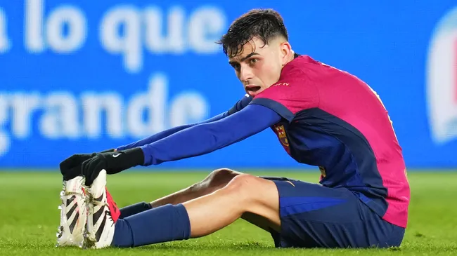 Pedri, jugador del Barcelona, estira en el suelo (GETTY IMAGES)