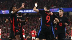 El abrazo cálido entre los jugadores de Barcelona.