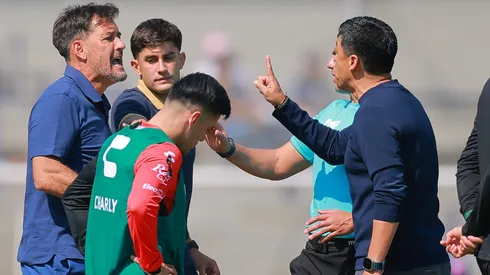 La discusión comenzó tras los reclamos de ambos entrenadores al cuerpo arbitral.