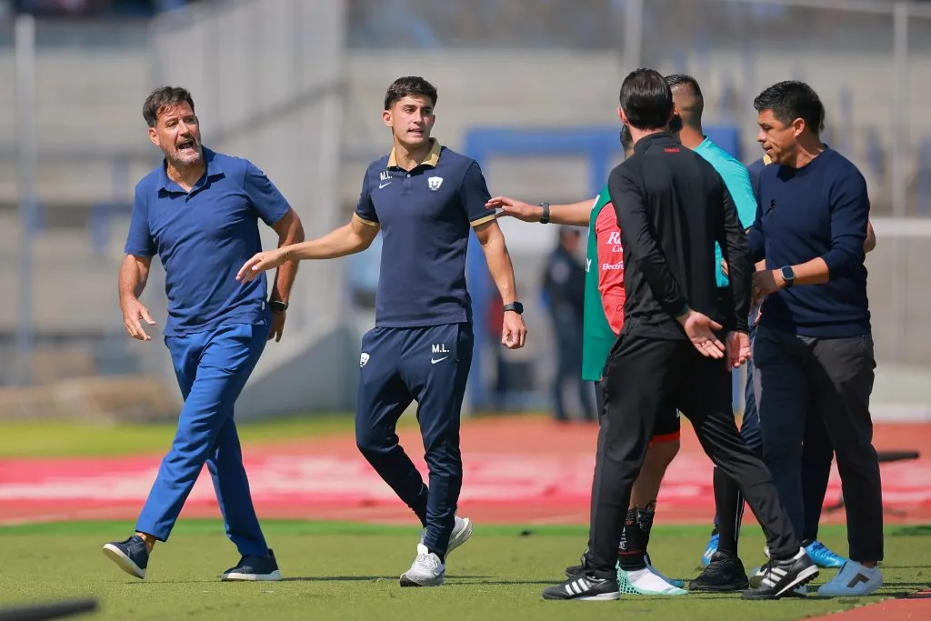 Gustavo Lema quiso saludar a Gonzalo Pineda, pero este se negó a darle la mano. (Getty Images)