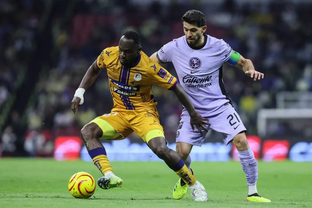 Franck Boli disputa un balón con Henry Martín (GETTY IMAGES)