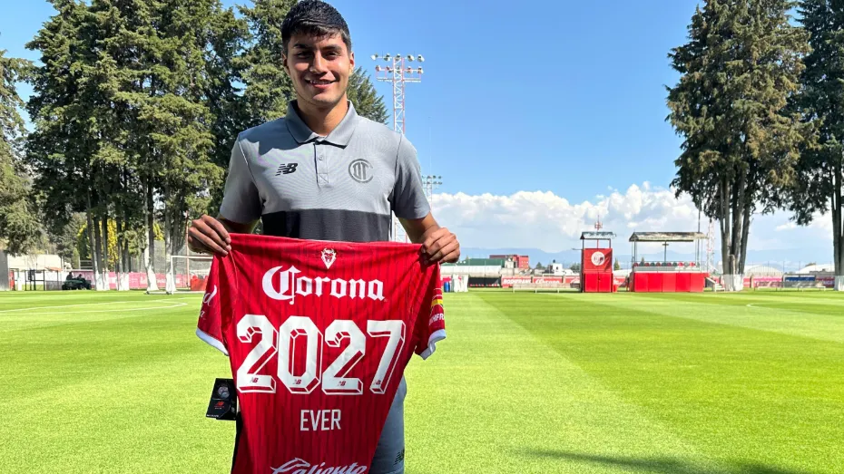 Ever posando para la noticia de su renovación.