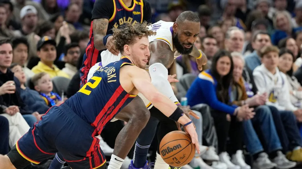 Brandin Podziemski y LeBron James. (Foto: Getty Images)