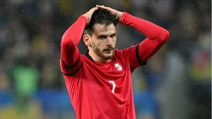 Khvicha Kvaratskhelia no podrá jugar con PSG por la Champions League