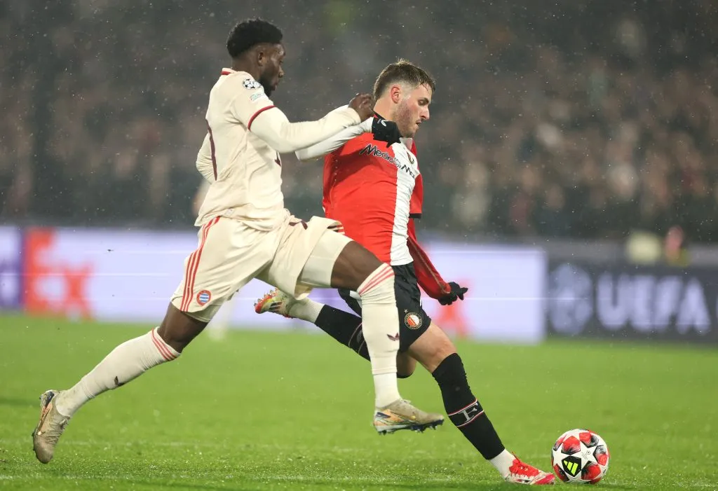 Santiago Giménez tiene una gran temporada en Países Bajos. [Foto Getty Images]