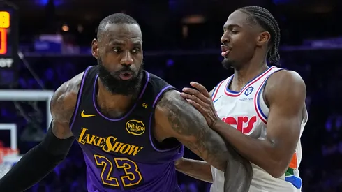 LeBron James y Tyrese Maxey.