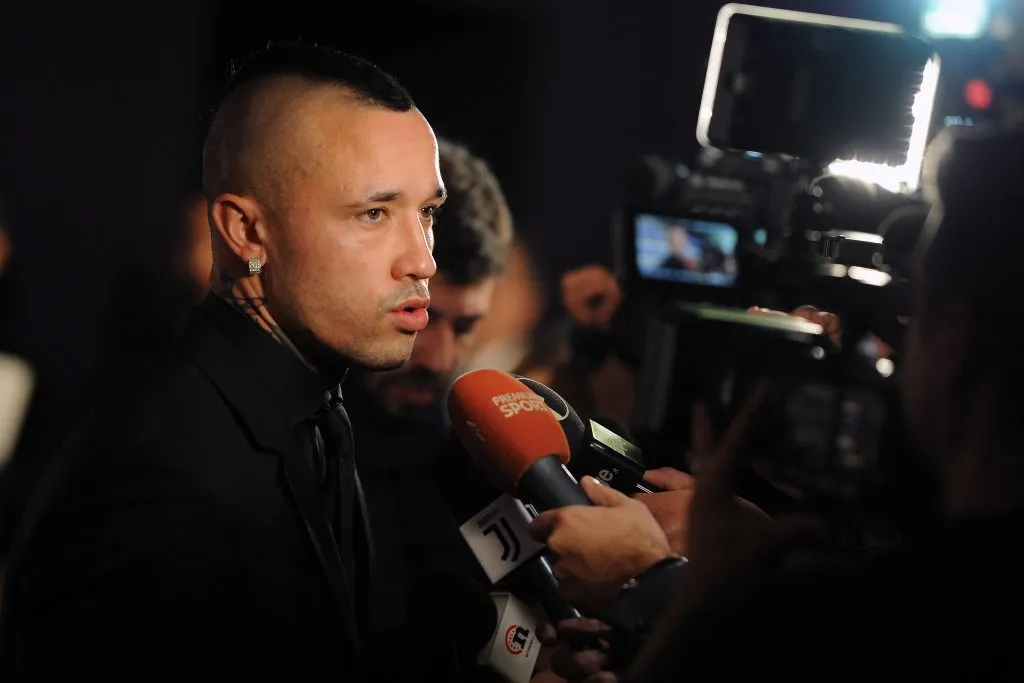 Radja Nainggolan da una entrevista para medios deportivos (GETTY IMAGES)