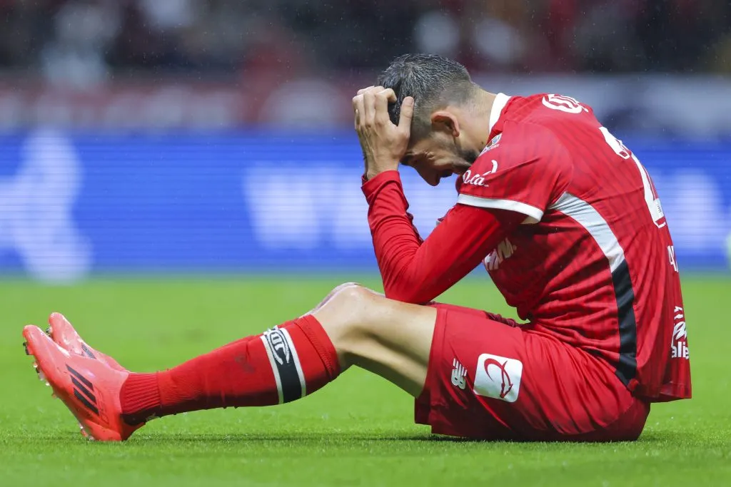 Paulinho, frustrado por los dolores que no le permiten jugar [Foto: Getty]