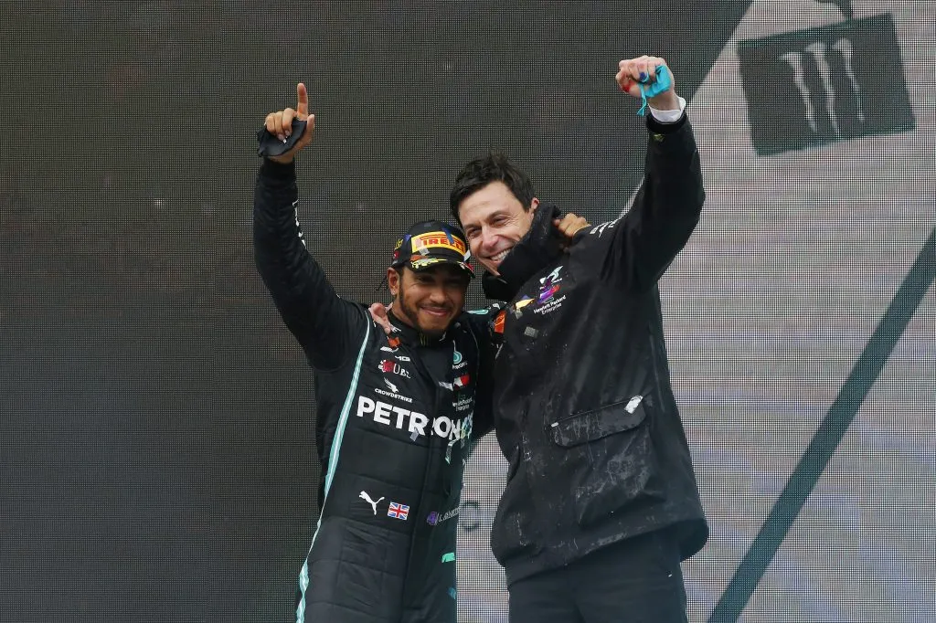 Lewis Hamilton y Toto Wolff celebran una victoria (GETTY IMAGES)