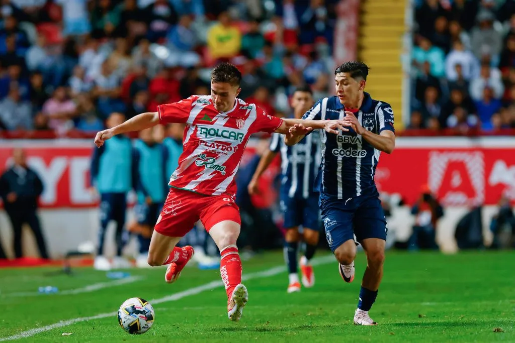 Agustín Palavecino y Gerardo Arteaga disputan un balón (GETTY IMAGES)