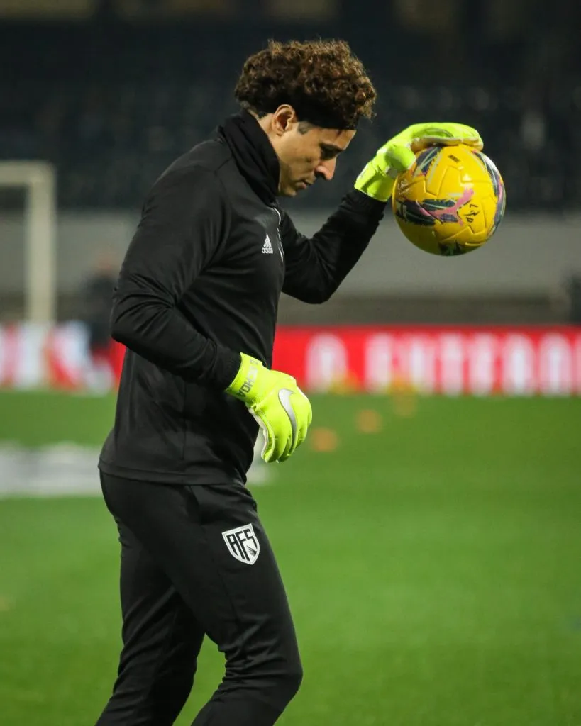 Memo Ochoa fue titular en la derrota de su equipo por 2-0 ante Votiria Guimaraes. (AVS oficial)